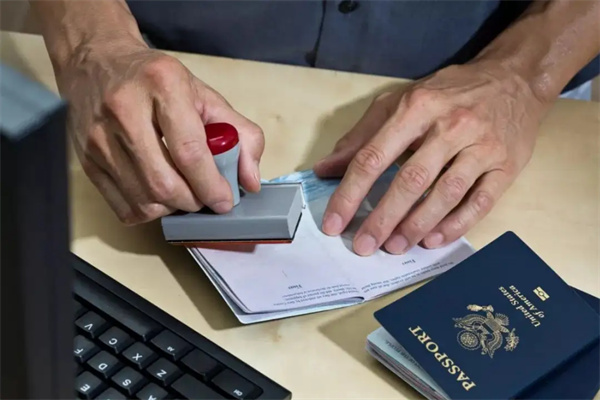 美国移民后的工作签证申请流程和要求